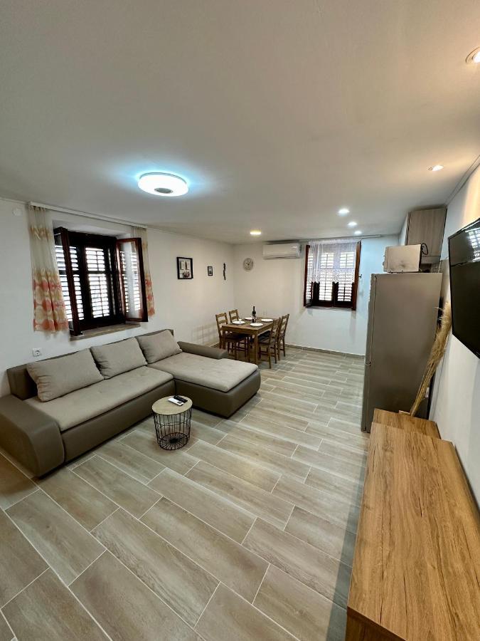 Apartment House Varos
